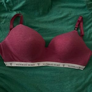 New Victoria’s Secret bra size 36DD. Only tried on. Comfortable, no underwire.